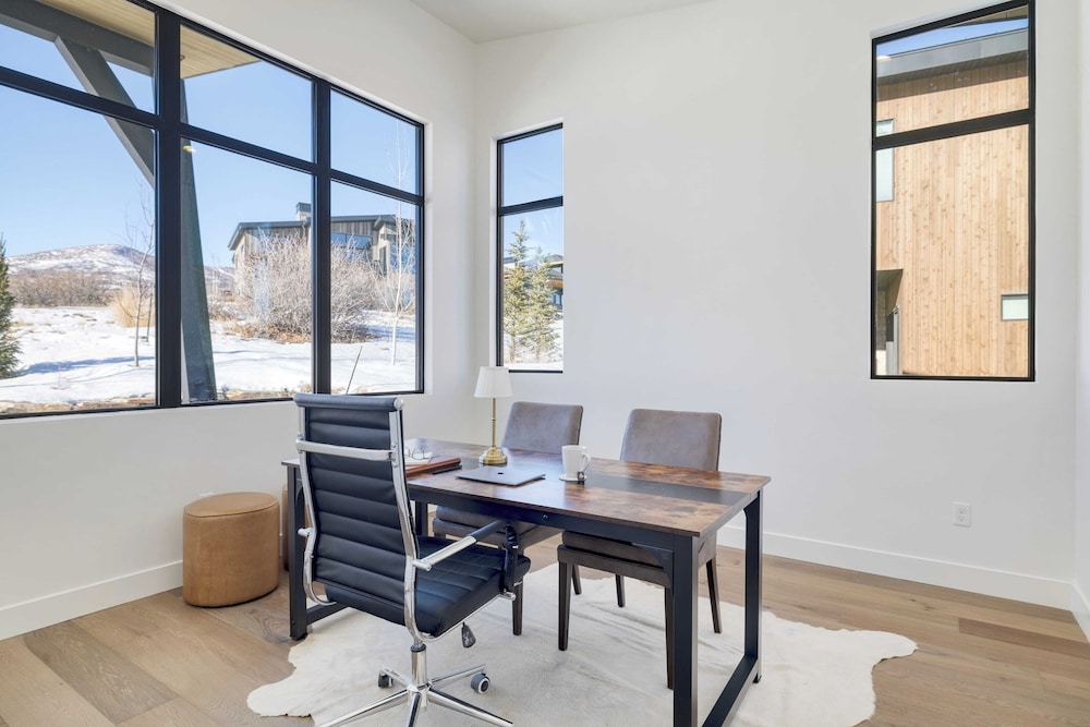 Mins to Deer Valley Lift Firepit, Game Room, Views, 5bdr Orion by Avantstay