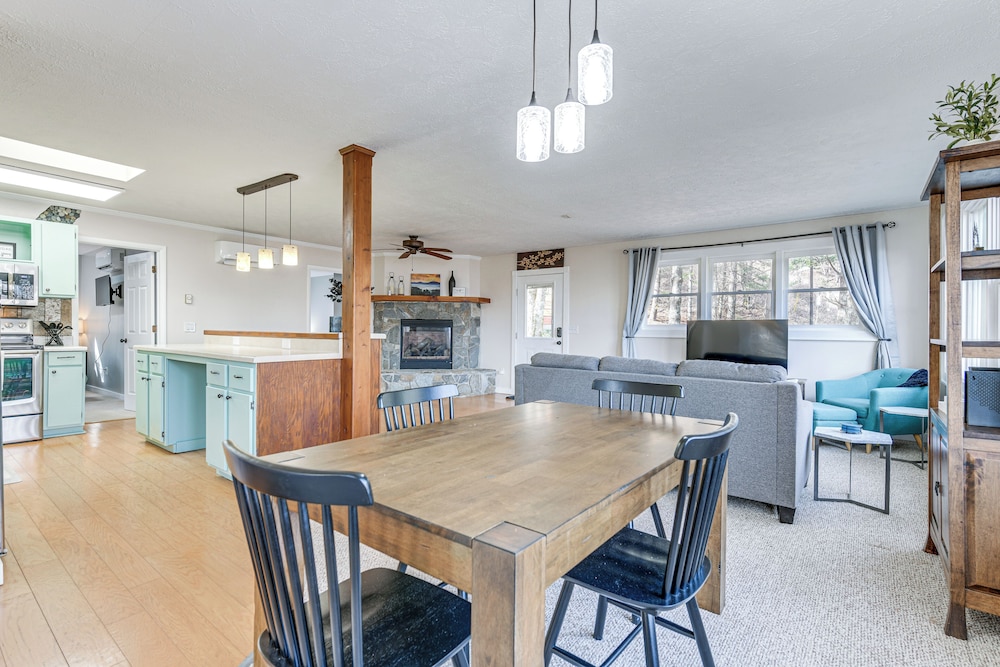 Hot Tub & Mountain Views: Waynesville Retreat!