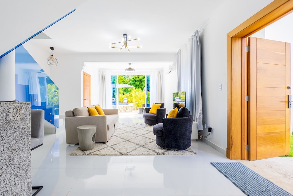 New Modern 2-lvl Punta Cana Villa in Gated Community With Private Pool Rooftop Jacuzzi