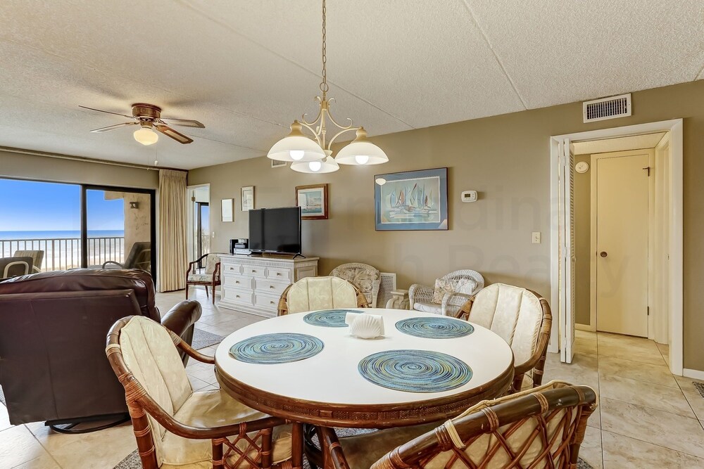 Ocean View Condo, Easy Acces to the Pool and Private Walkway to the Beach by RedAwning
