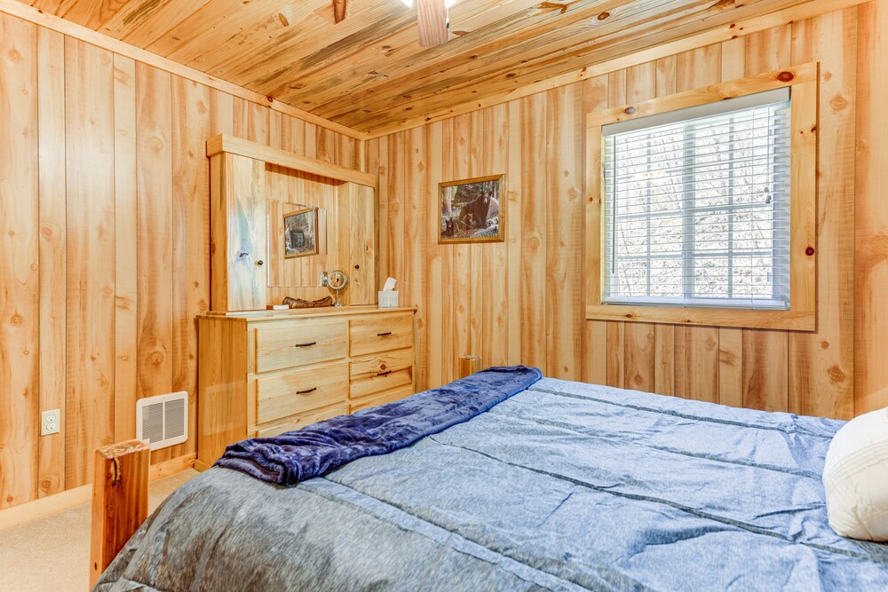 Hillside Cabin + Grill - Near Smoky Mountains view 3
