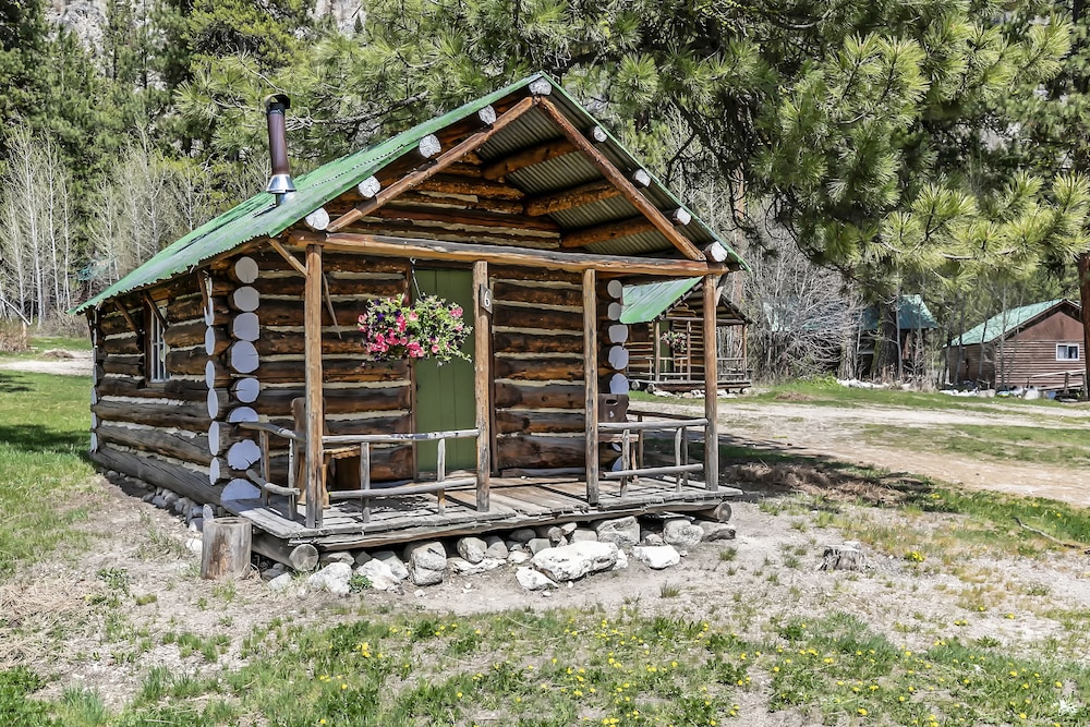 Sawtooth Lodge