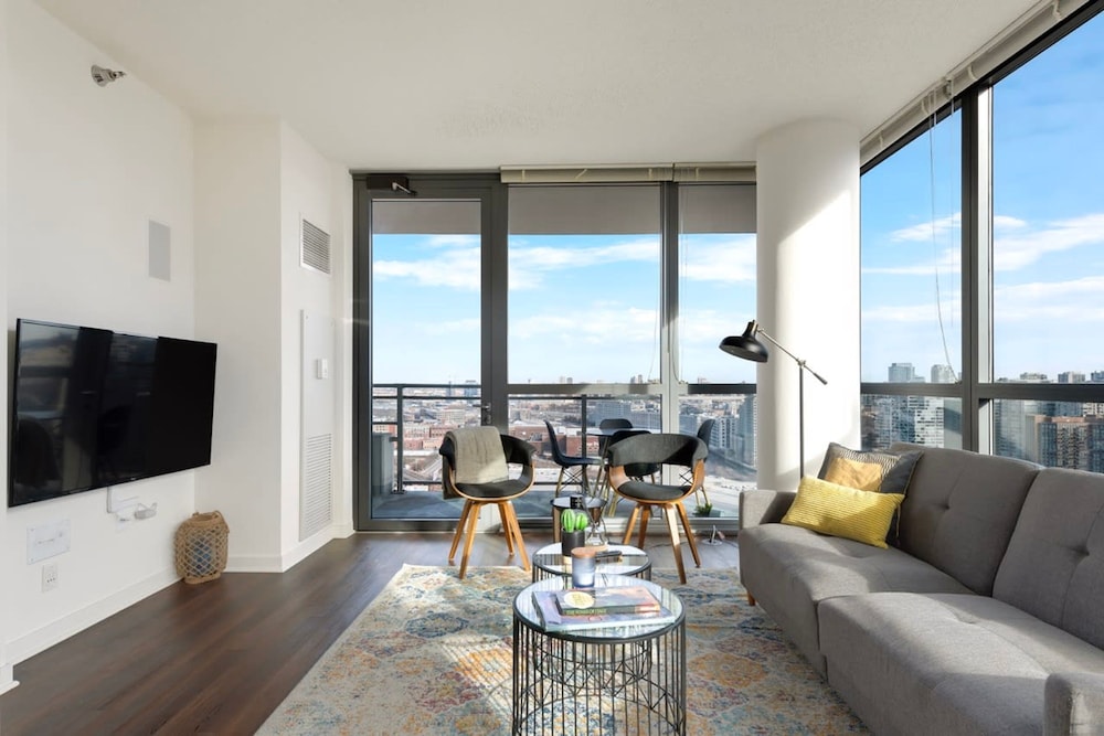 West Loop Luxe 2BR Balcony Skyline Views