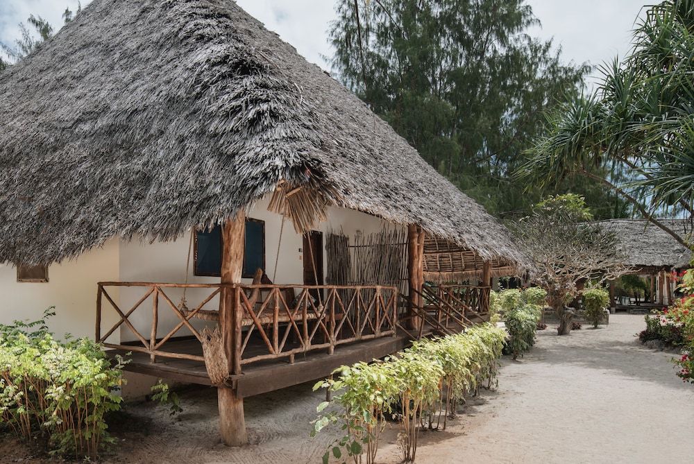 Hakuna Majiwe Beach Lodge