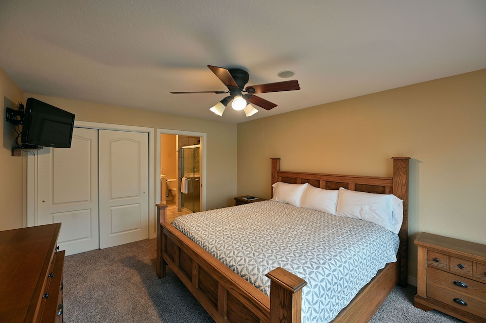Unit 701 5 Bd 3 Ba 5 Bedroom Condo by RedAwning
