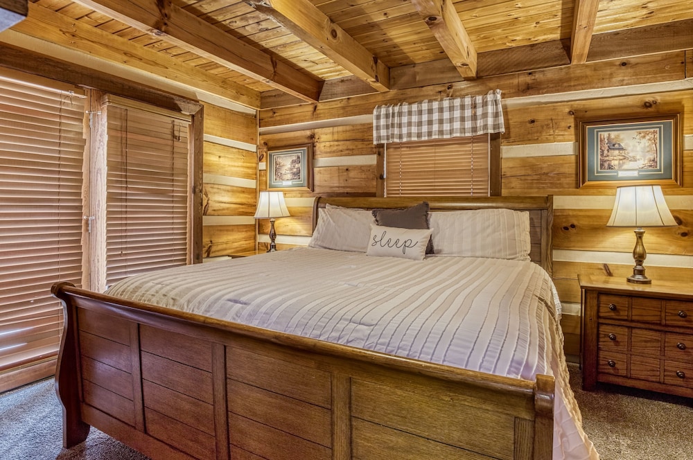Fantastic Pet Friendly Cabin Hot Tub Fire Pit