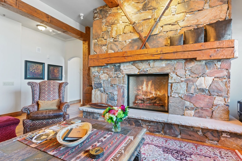 Grand Lodge - 3 Bedroom Deluxe #206 - Ski-in/out 3 Condo