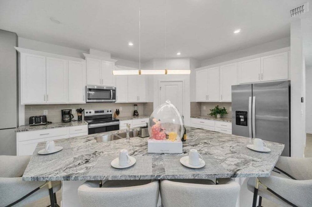 Private Pool, Spa, Movie Theater Room For Family! 7 Bedroom Villa