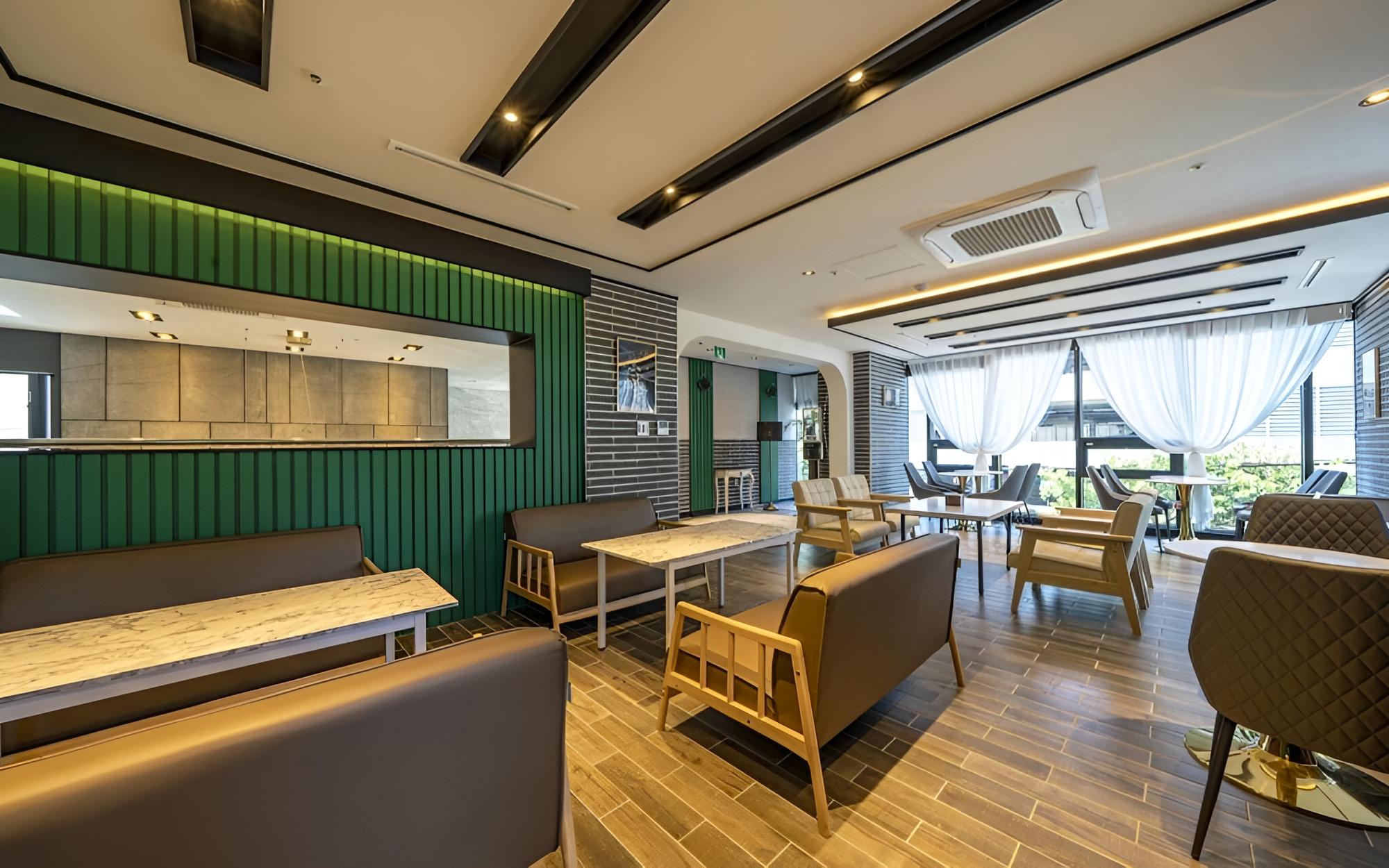 R&B Business Hotel