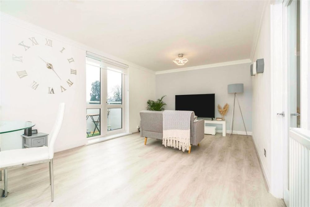 Impeccable 2-bed Apartment Close to City Centre view 5