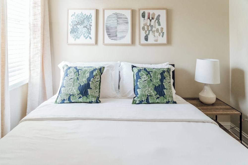 Homey 2BR - Central Charming