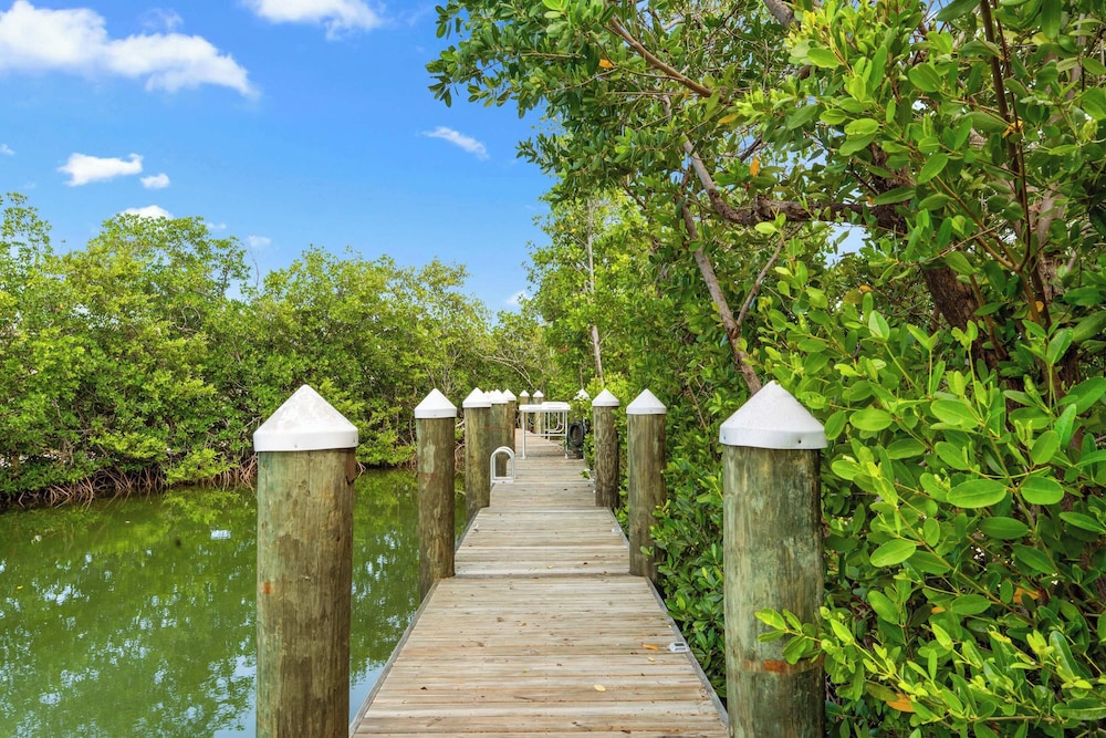 Isla Luna Waterfront Oasis Pool Dock Kayaks