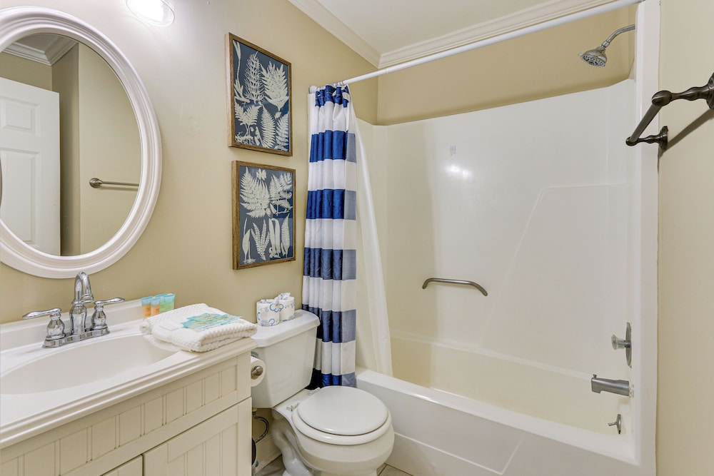 Walk to Coligny Beach Park: Condo w/ Pool Access!
