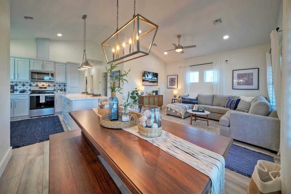 Sleeps 24 2 Homes, Walk to the Beach, Private Pools, Fire Pit, Modern Design