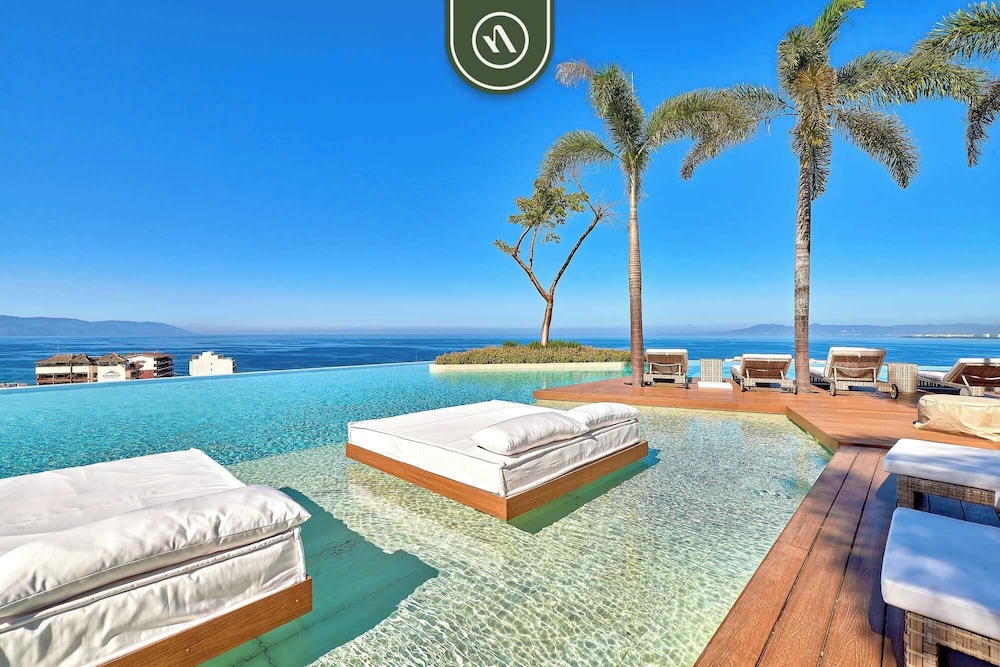 Condo With Balcony - Rooftop Pool With Ocean View