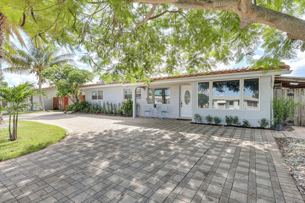 Fish, Swim & Relax Poolside! Deerfield Beach Oasis