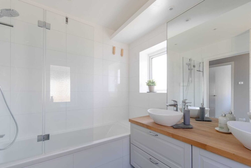 Modern & Spacious 3BD House - Canning Town