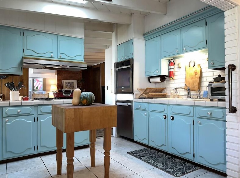 New Cozy Studio 2 Queen Beds, Kitchen Walk to Water