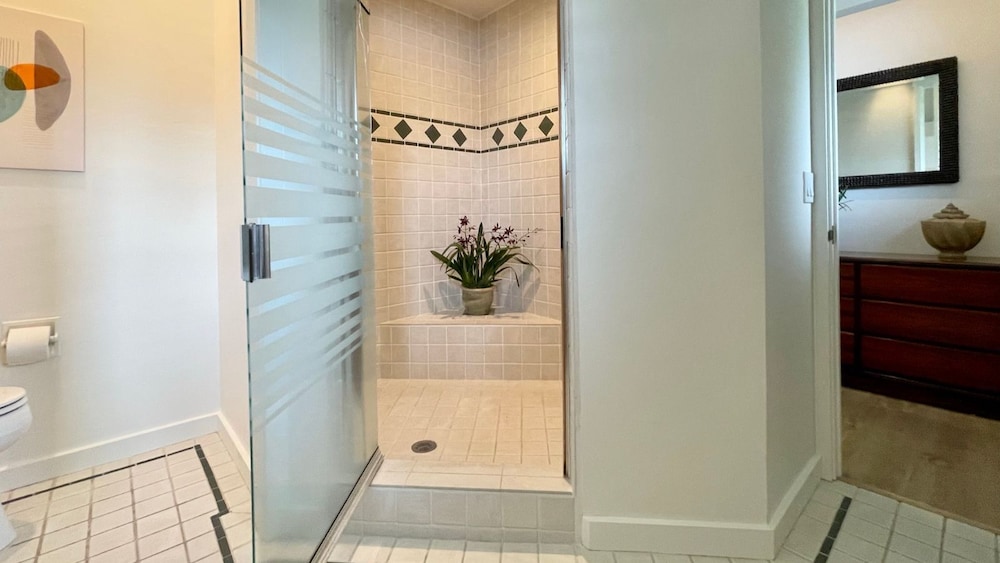 Sophisticated Oceanfront Retreat - Air-conditioned - Walk to Beach - Vrkcv