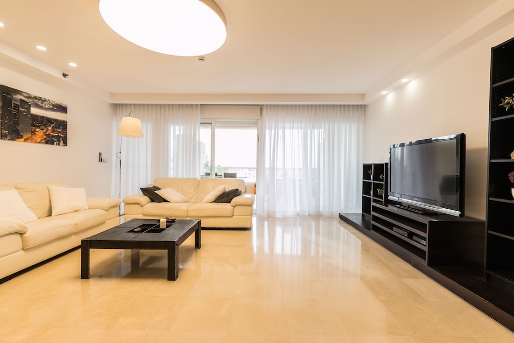 High Class Condo at Marina by FeelHome