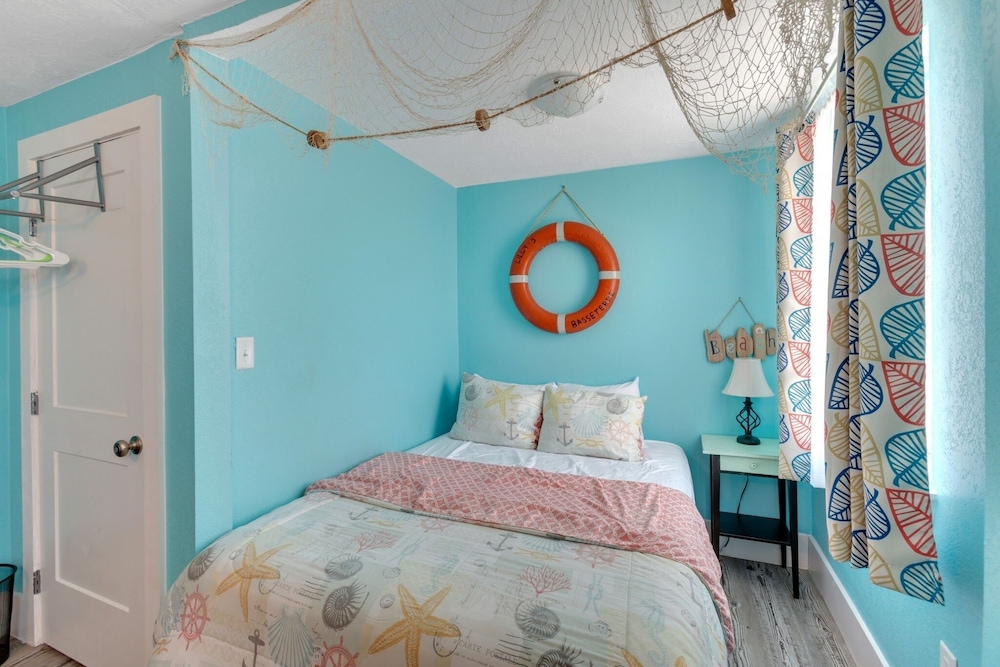 Sea-esta Completely Renovated 2 Story Home Only 1.5 Blocks To The Beach! 4 Bedroom Home by RedAwning