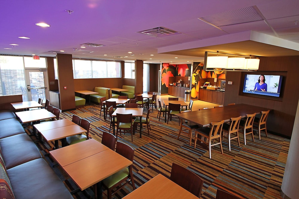London Vacations - Fairfield Inn  Suites by Marriott London - Property Image 9