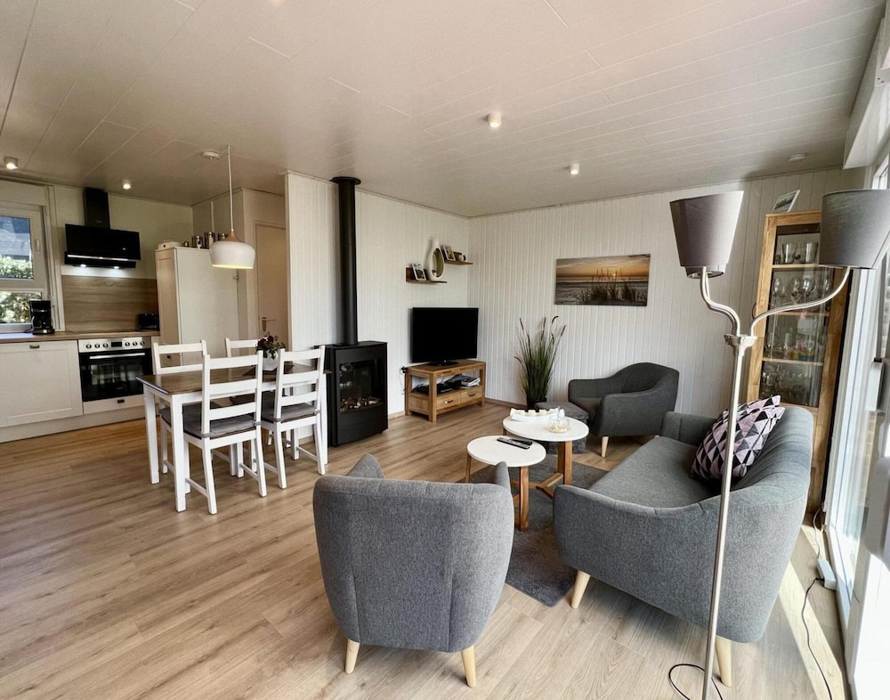 Spacious Bungalow With Garden in Park Eureka