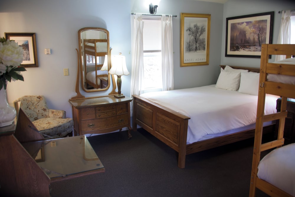 Yosemite Bug Rustic Mountain Resort