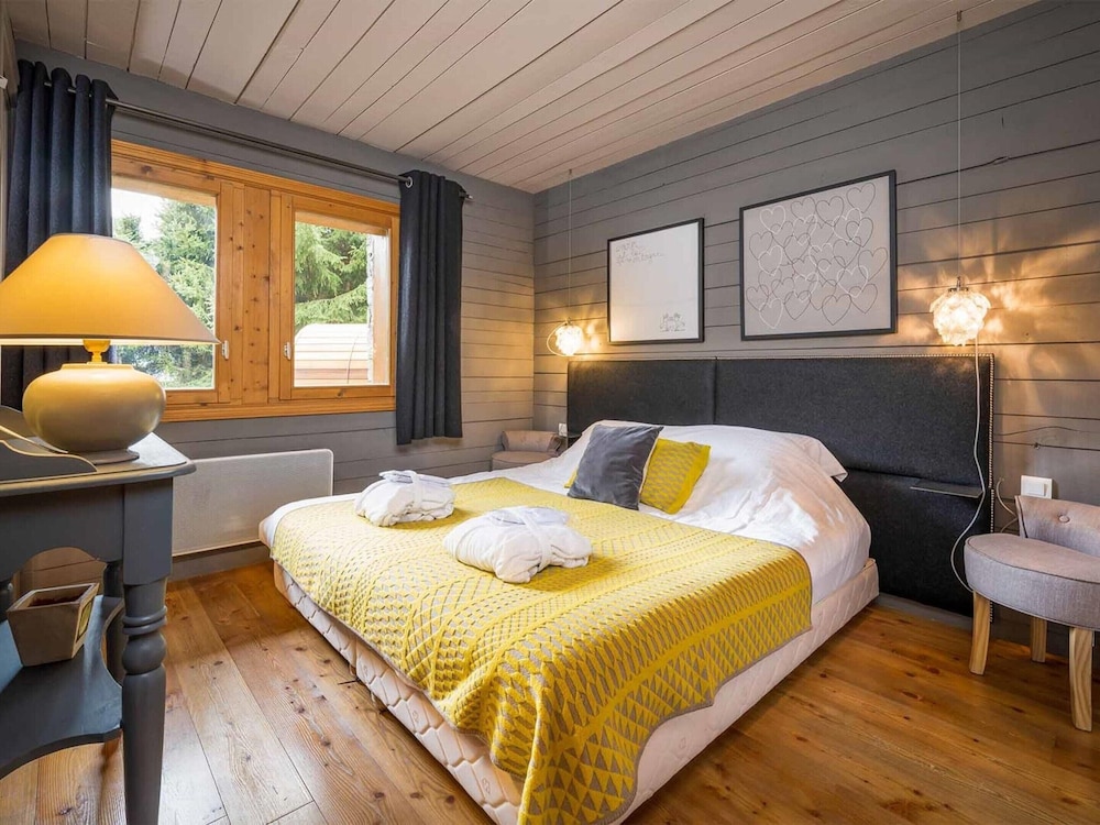 Large Chalet With Barrel Sauna and Whirlpool