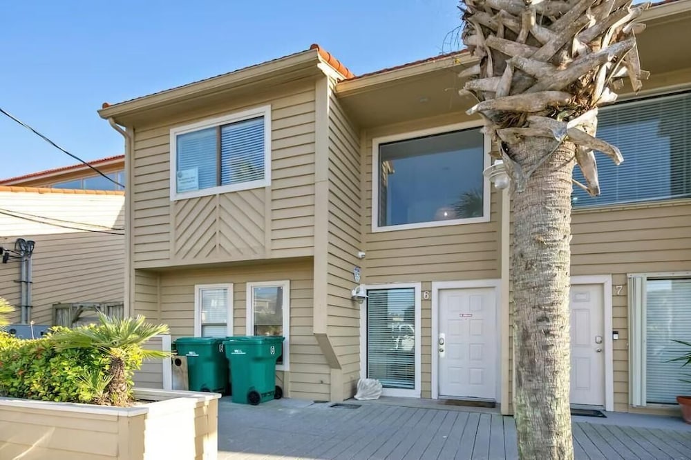 Green Reef #6- Beachfront Bliss