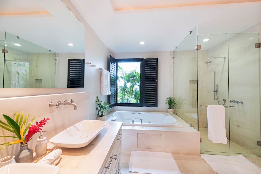 Luxurious 4 Bedroom Condo - Property Image 8