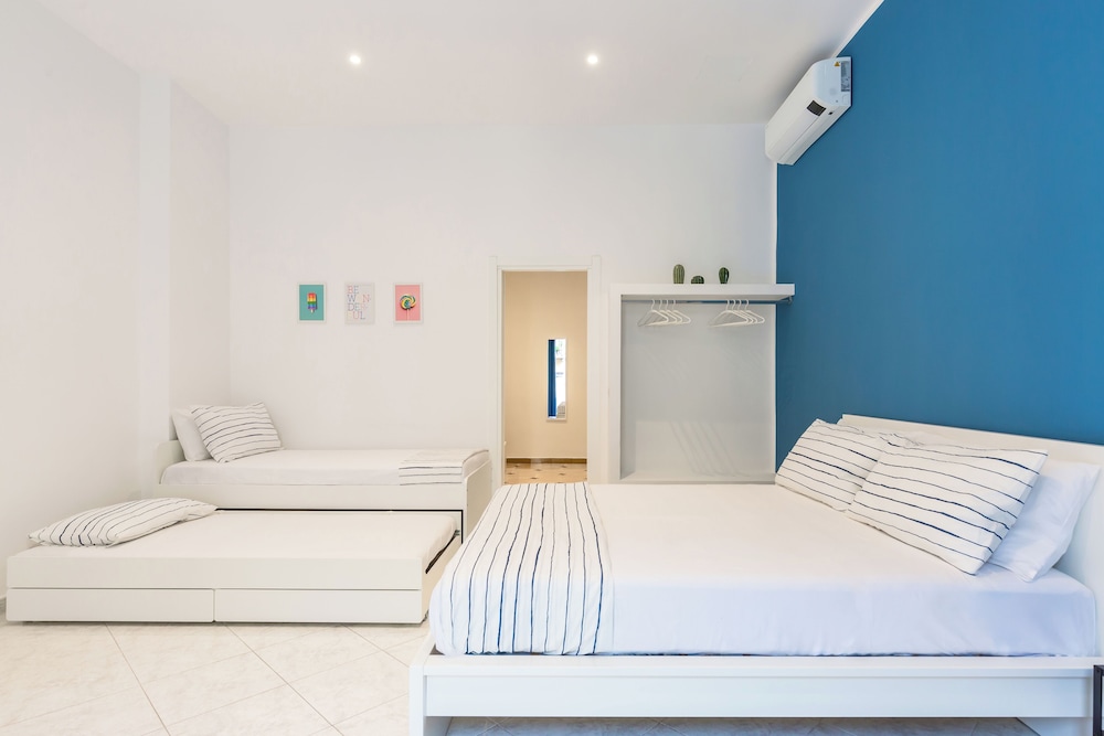 White&Blue Apartment at Sanità by Wonderful Italy