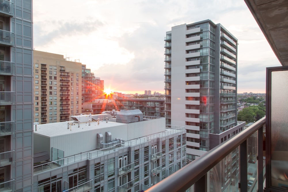 Toronto Queen Suites - Image 5