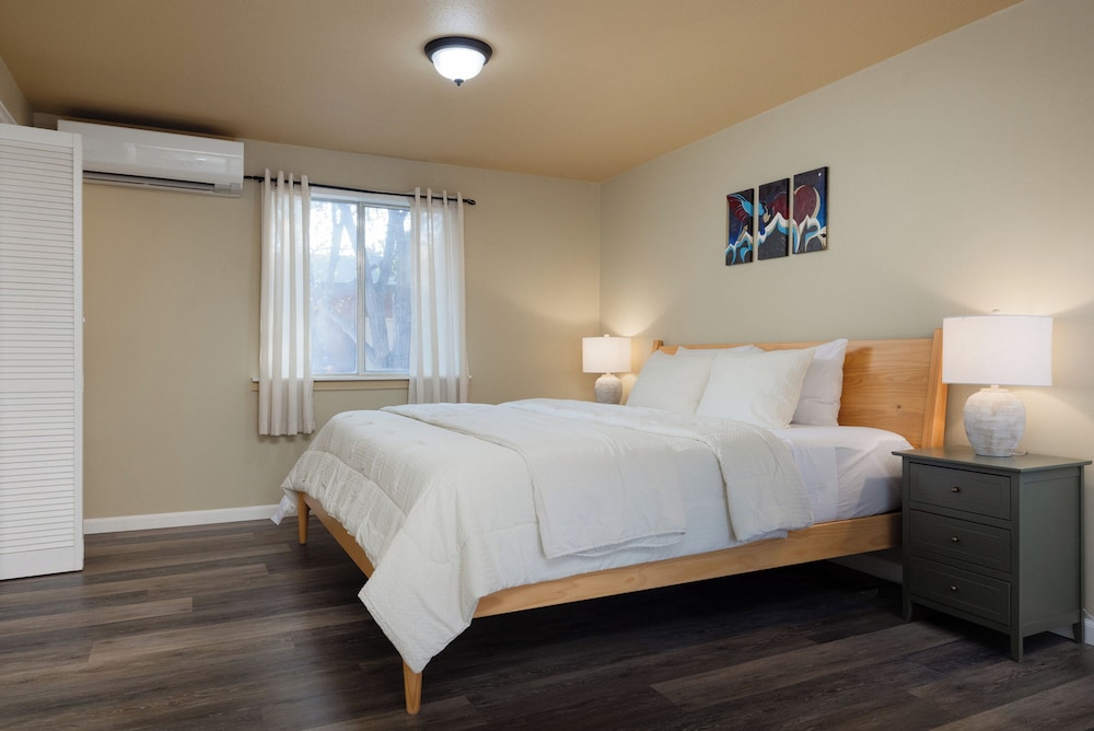 Smith Rock Base Camp Sleeps 6!