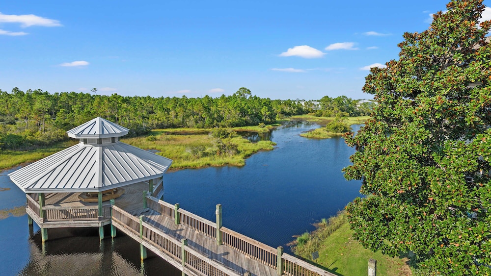 Cozy 3-bedroom Condo Comfy Living Space, Two Balconies, Outdoor Pool