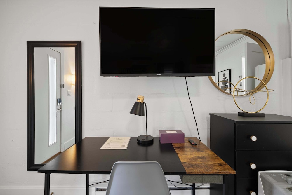 Chic City Retreat 97 Sleeps 2!