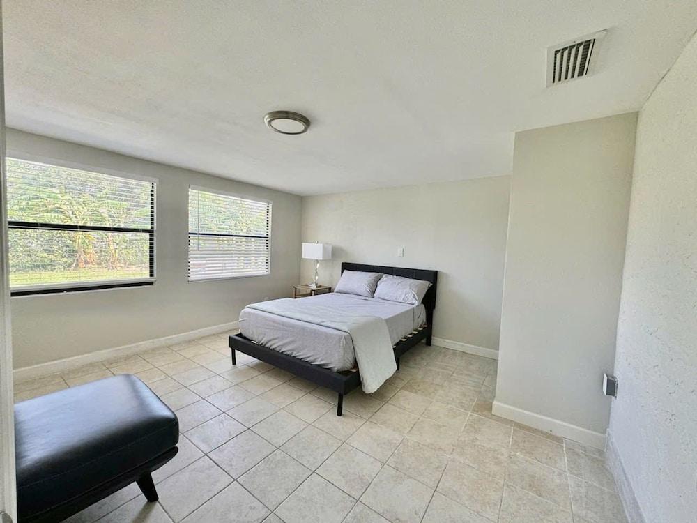 Home Close to Saint Pete Pier new Spacious