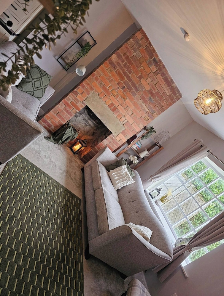 The Sweetbriar Cottage3 Bedroom House in Leeds