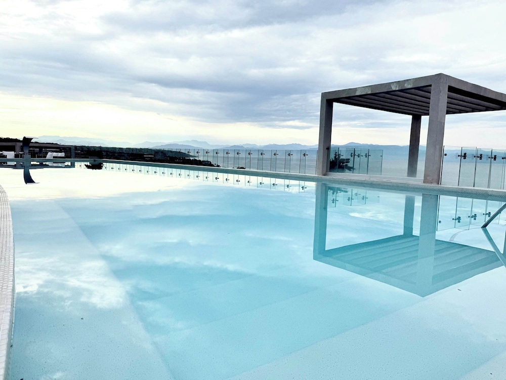 Luxury 2BR Bolongo Ocean View Private Beach