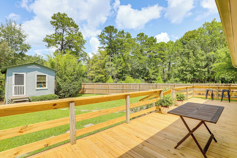 3 Mi to Beach: Pawleys Island Cottage