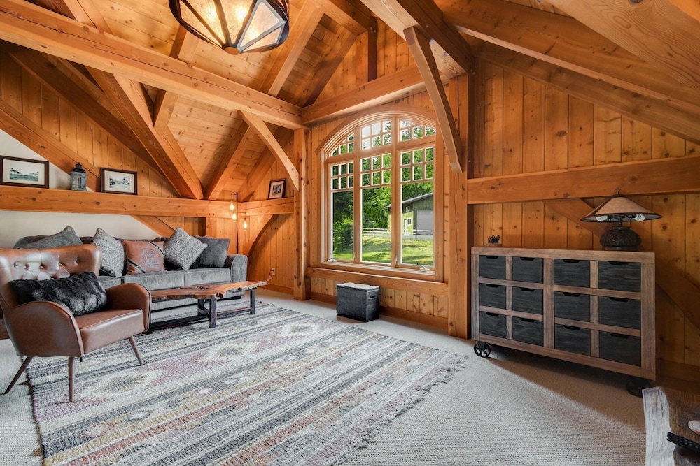 Maple Hill Lodge 3 Bedroom Home by RedAwning view 4