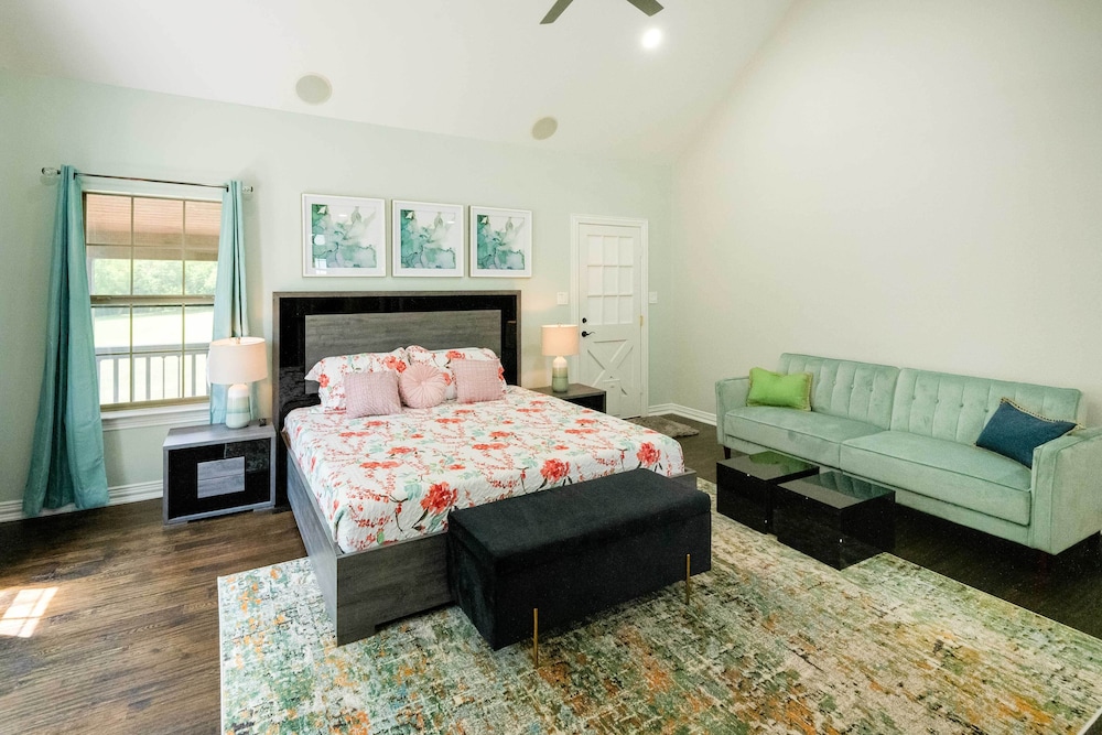 10 Acres w/ Pool & Pond: Luxury Melissa Villa! view 3