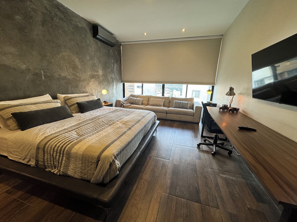 Luxurious 5-bedroom House With Air-conditioning & Private Rooftop in Juriquilla