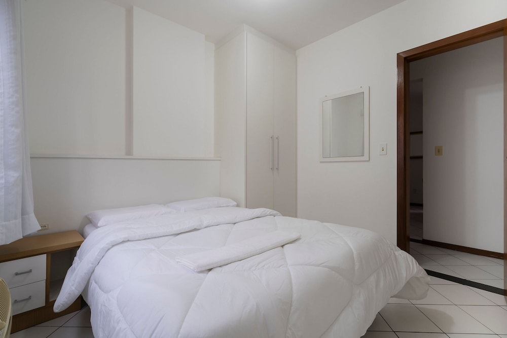 Apartment w Balcony 250m From Praia Central Erj101
