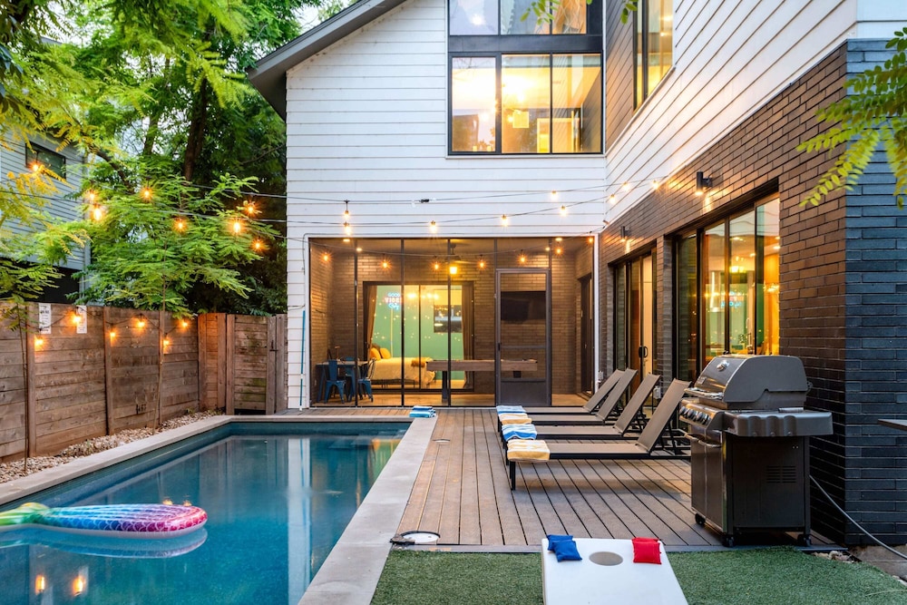 Backyard Pool Oasis Rainey St 6 min walk