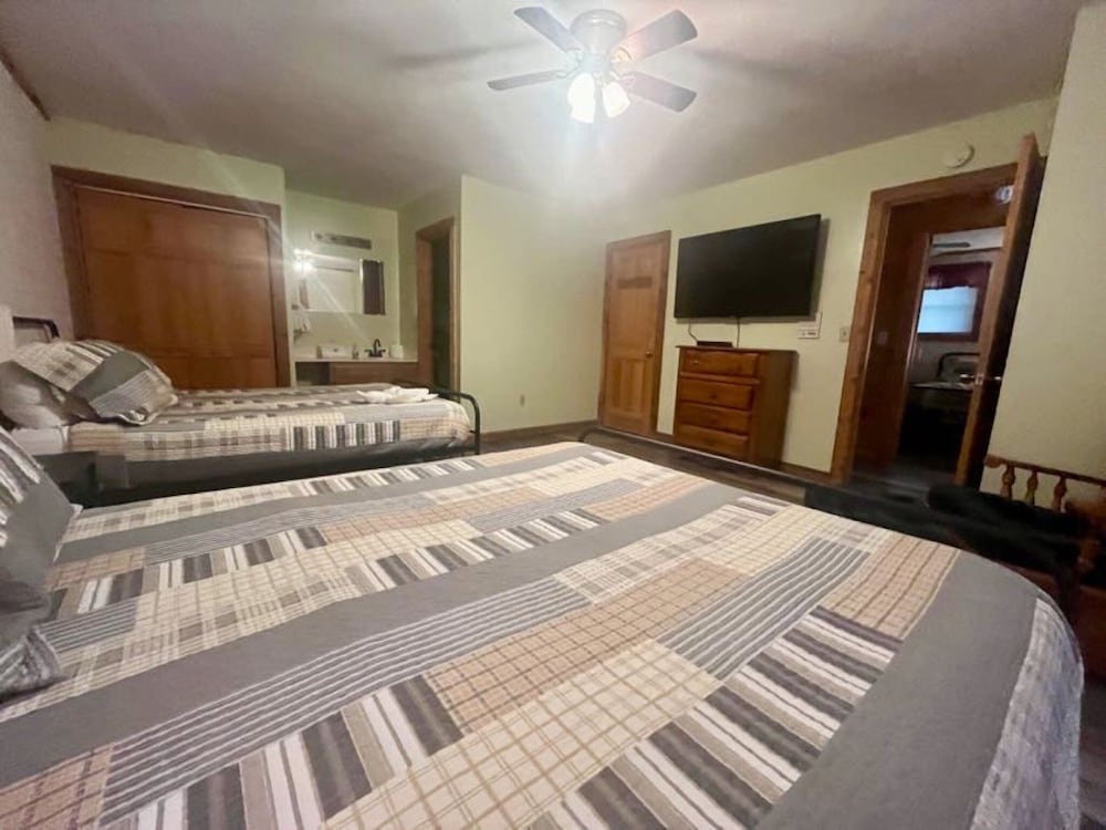 Er19 - Fryemont Great Location - Close To Town! 3 Bedroom Cabin by RedAwning view 3