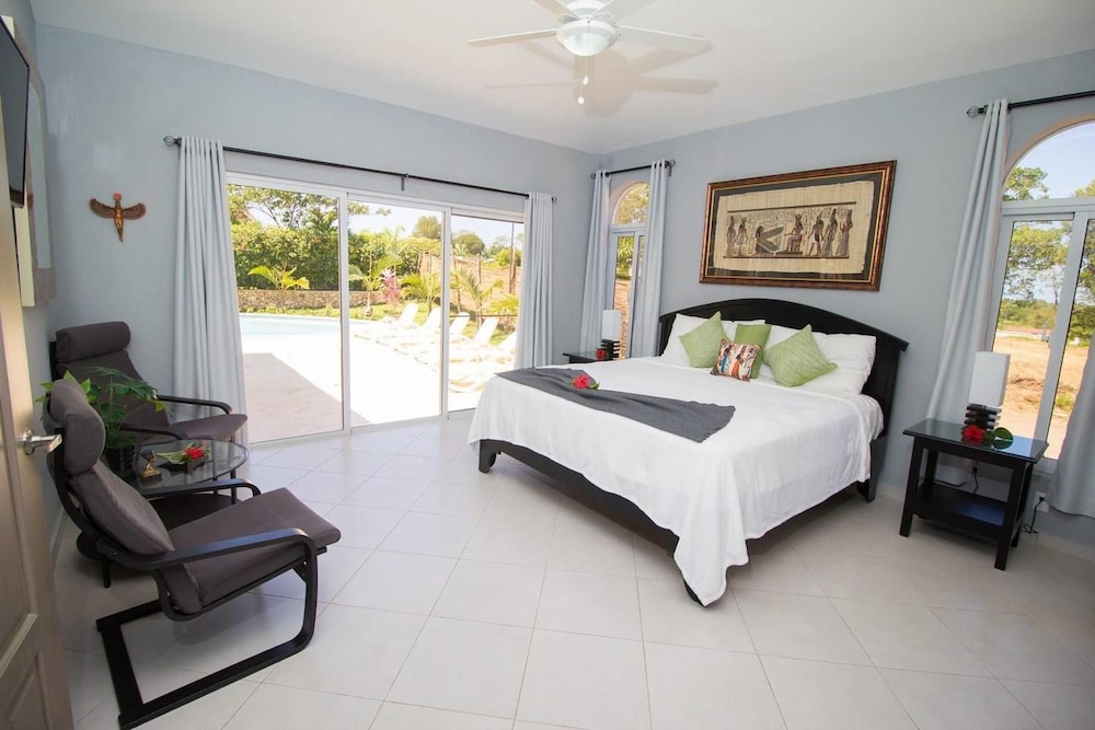 One of a Kind 6 Bedroom Luxury Villa view 3