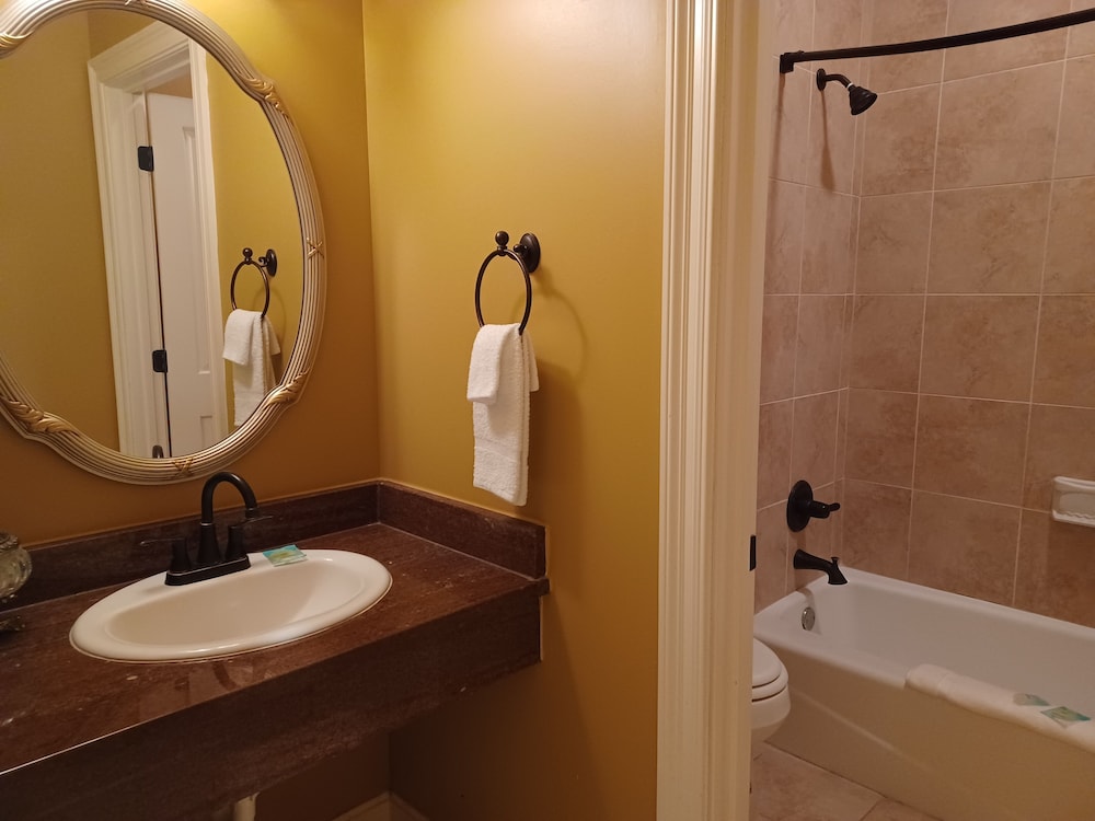 Natchez Manor Bed & Breakfast