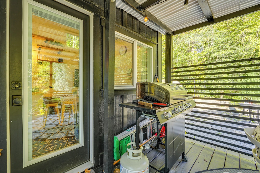 Blue Ridge Mountain Tiny Home: Escape to Nature!