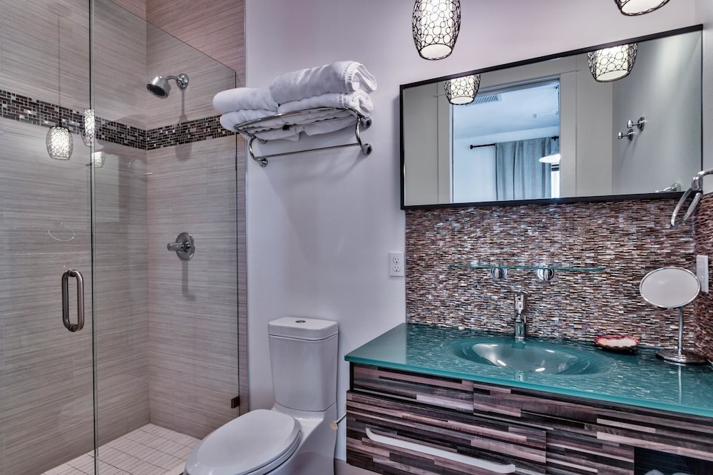 Tangled In Blue 5 Bedroom Holiday Home by Five Star Properties